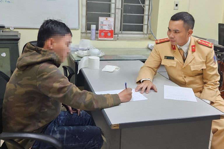 Nam thanh niên cải trang làm xe ôm để cướp điện thoại, bị CSGT tóm gọn-1