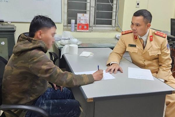 Cảnh sát giao thông bị tài xế xe máy đâm gãy chân-2