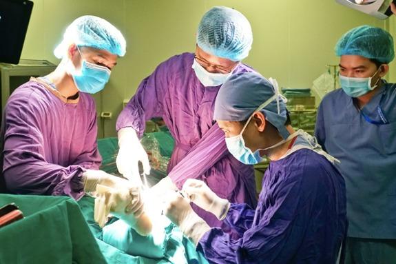 Cảnh sát giao thông bị tài xế xe máy đâm gãy chân-1