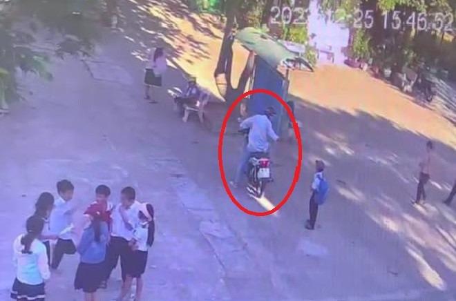 Công an điều tra vụ bé trai lớp 1 bị người lạ đưa lên xe chở đi-2