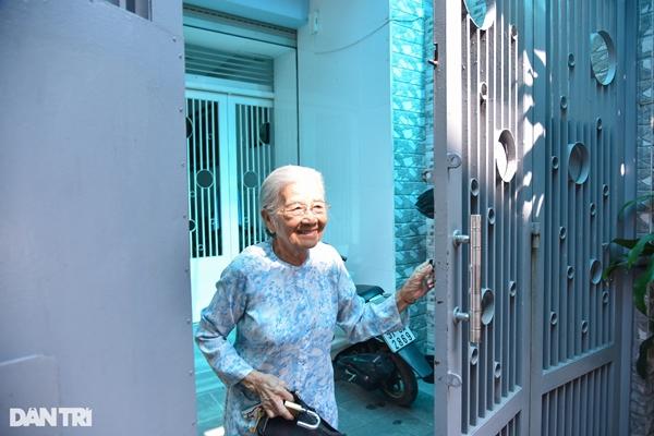Nghệ sĩ Phi Điểu tuổi 90: Ở nhà bề thế, vẫn thích tự đi diễn bằng xe máy-2