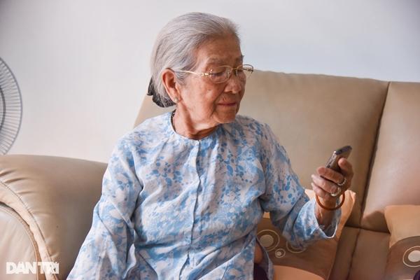 Nghệ sĩ Phi Điểu tuổi 90: Ở nhà bề thế, vẫn thích tự đi diễn bằng xe máy-9