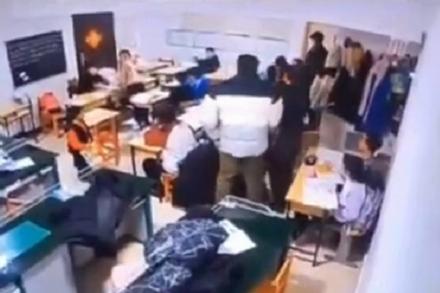 Phẫn nộ người cha Trung Quốc ra lệnh con đánh bạn giữa lớp học