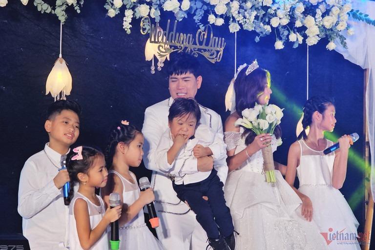 Vợ chồng Quách Thành Danh bế con trai bị bệnh tim biểu diễn trong đám cưới-1