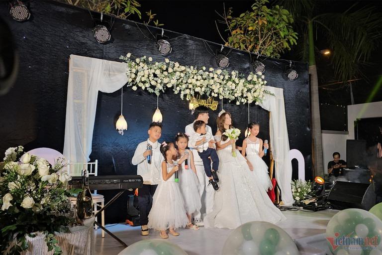 Vợ chồng Quách Thành Danh bế con trai bị bệnh tim biểu diễn trong đám cưới-2