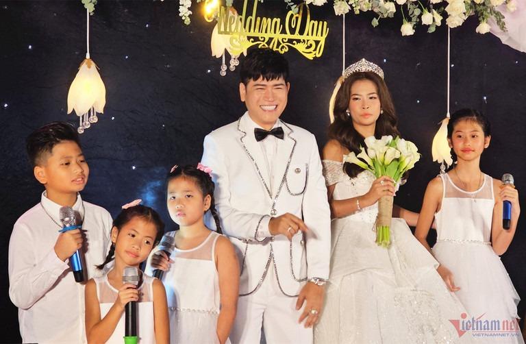 Vợ chồng Quách Thành Danh bế con trai bị bệnh tim biểu diễn trong đám cưới-3