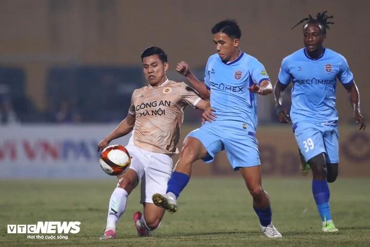 Sếp CLB CAHN xô xát với trọng tài, lĩnh thẻ đỏ vẫn không chịu rời sân-1