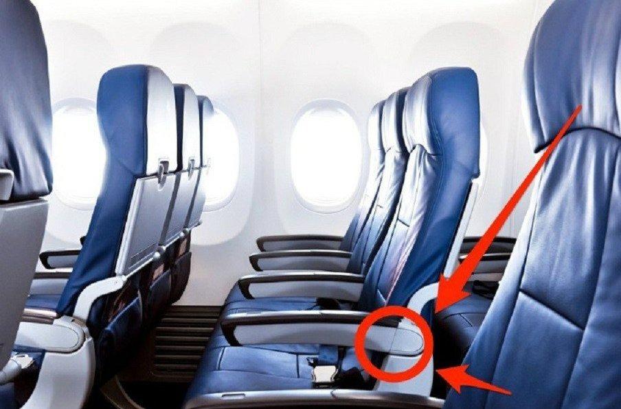 Nút bấm bí ẩn ở ghế máy bay giúp ngồi thoải mái nhiều người không biết-1