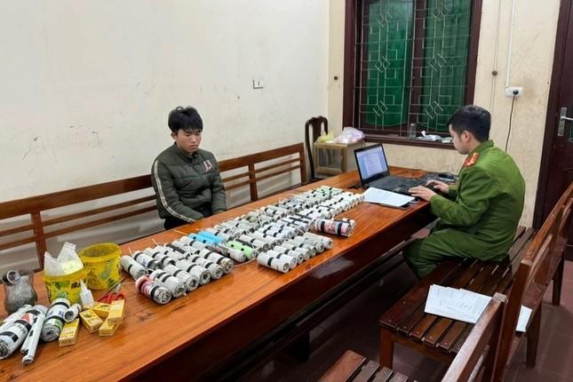 Thanh niên tự chế cả trăm quả pháo để bán dịp Tết-1