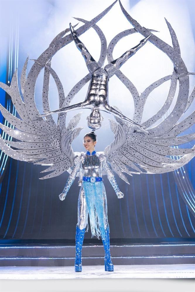 Thí sinh Hoa hậu Hoàn vũ trình diễn trang phục mang tên Quốc Cơ – Quốc Nghiệp-1