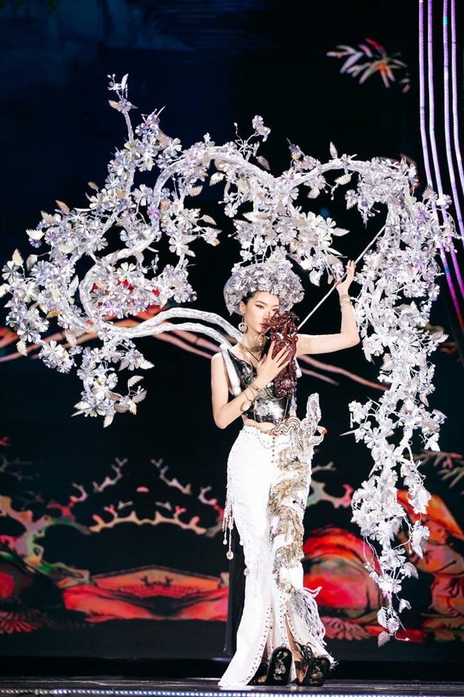 Thí sinh Hoa hậu Hoàn vũ trình diễn trang phục mang tên Quốc Cơ – Quốc Nghiệp-2