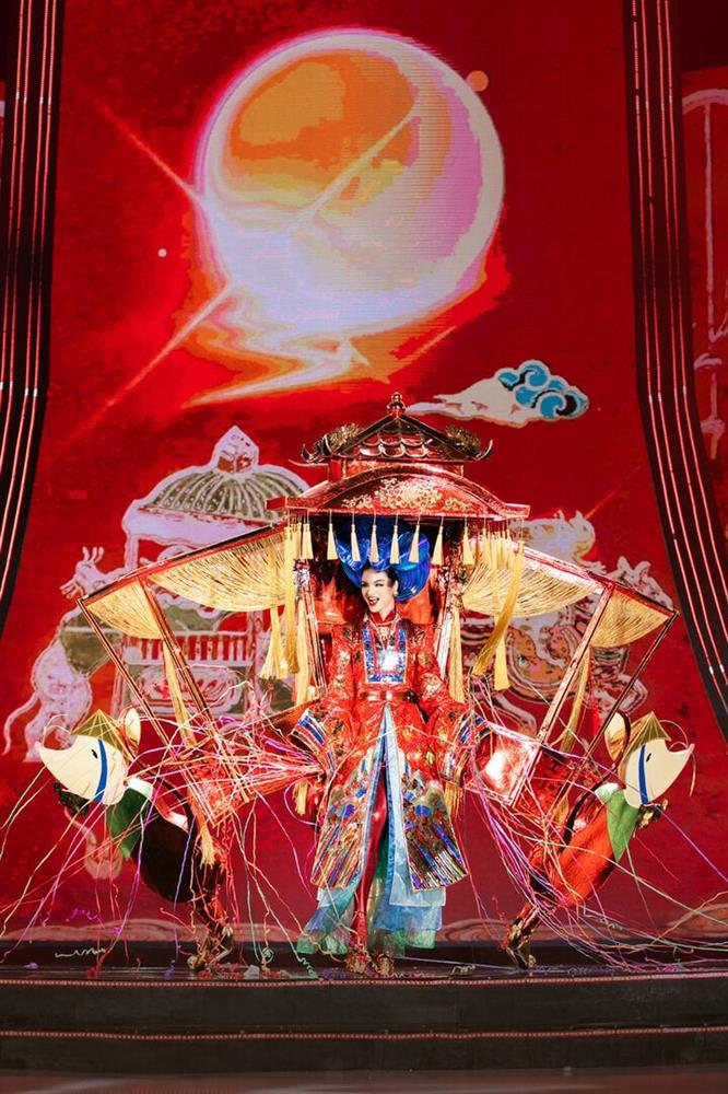 Thí sinh Hoa hậu Hoàn vũ trình diễn trang phục mang tên Quốc Cơ – Quốc Nghiệp-12