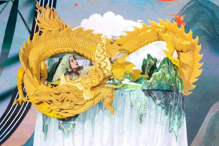 Thí sinh Hoa hậu Hoàn vũ trình diễn trang phục mang tên Quốc Cơ – Quốc Nghiệp-4