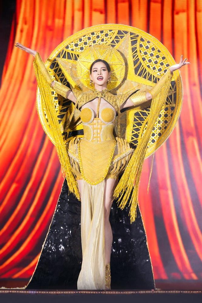 Thí sinh Hoa hậu Hoàn vũ trình diễn trang phục mang tên Quốc Cơ – Quốc Nghiệp-5
