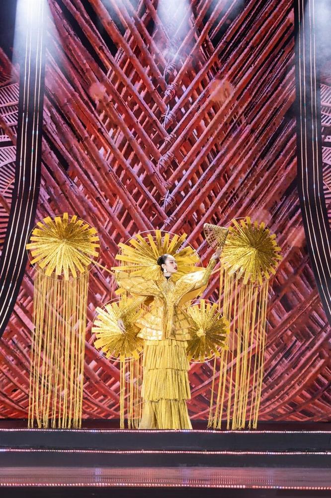 Thí sinh Hoa hậu Hoàn vũ trình diễn trang phục mang tên Quốc Cơ – Quốc Nghiệp-6