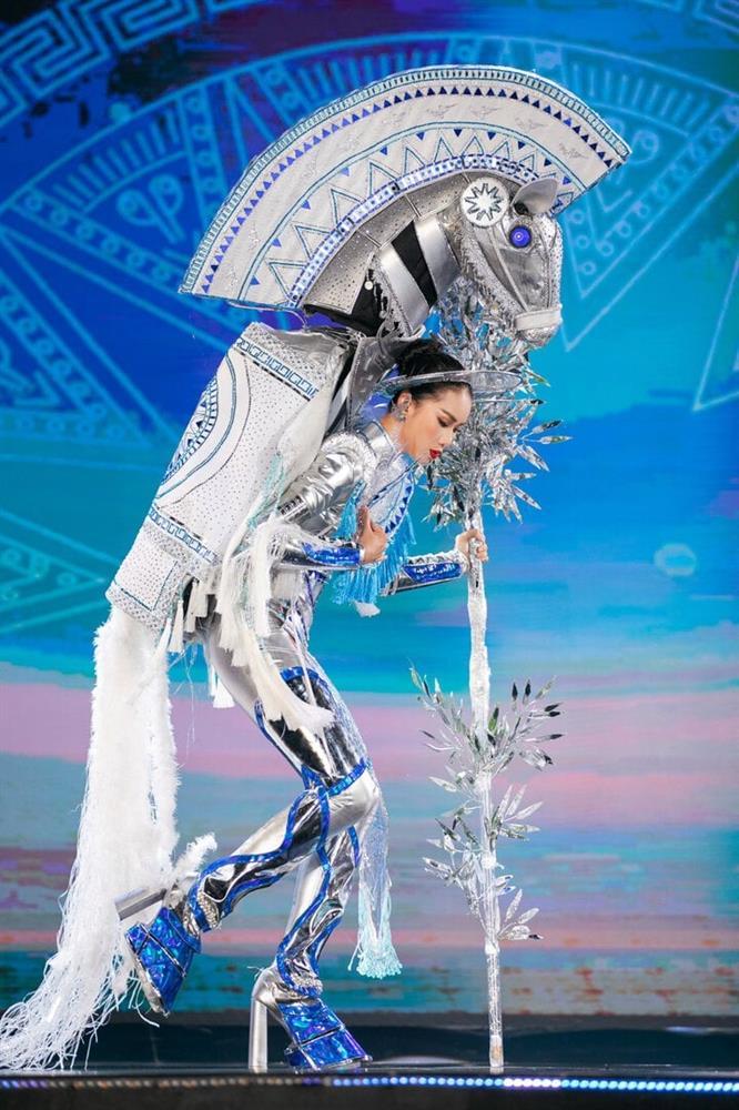 Thí sinh Hoa hậu Hoàn vũ trình diễn trang phục mang tên Quốc Cơ – Quốc Nghiệp-7