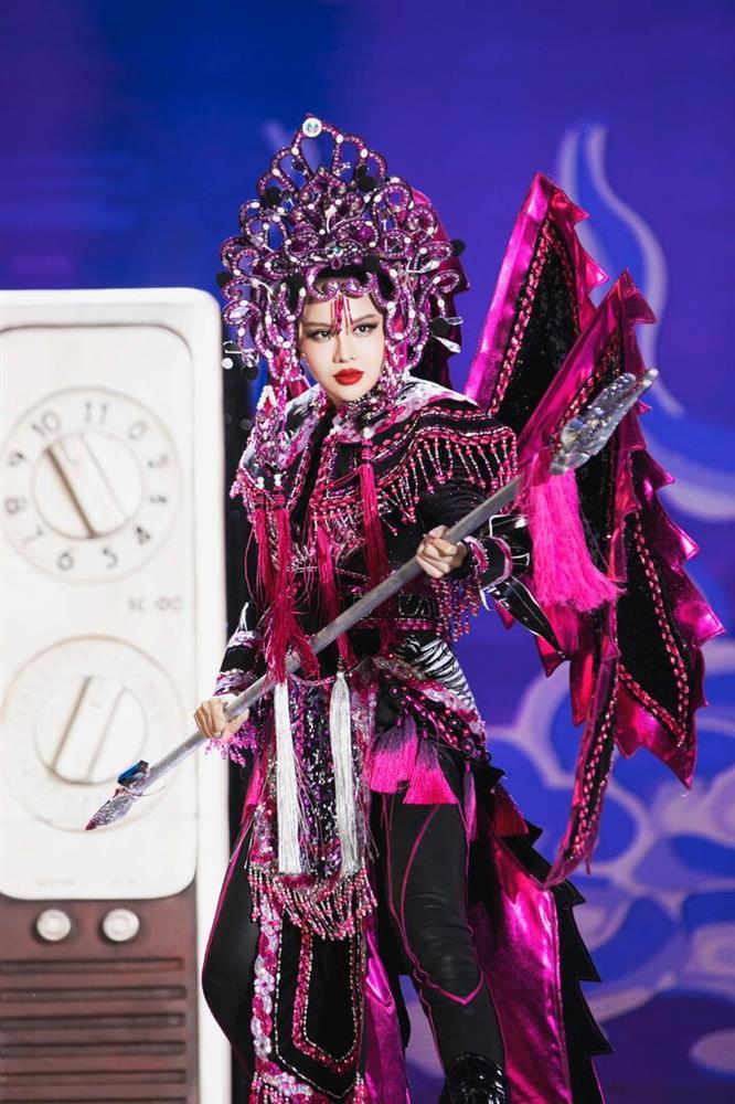 Thí sinh Hoa hậu Hoàn vũ trình diễn trang phục mang tên Quốc Cơ – Quốc Nghiệp-9