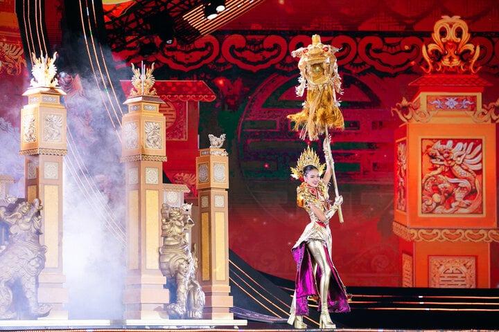 Thí sinh Hoa hậu Hoàn vũ trình diễn trang phục mang tên Quốc Cơ – Quốc Nghiệp-10