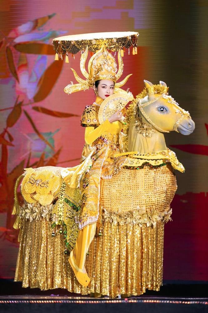 Thí sinh Hoa hậu Hoàn vũ trình diễn trang phục mang tên Quốc Cơ – Quốc Nghiệp-11