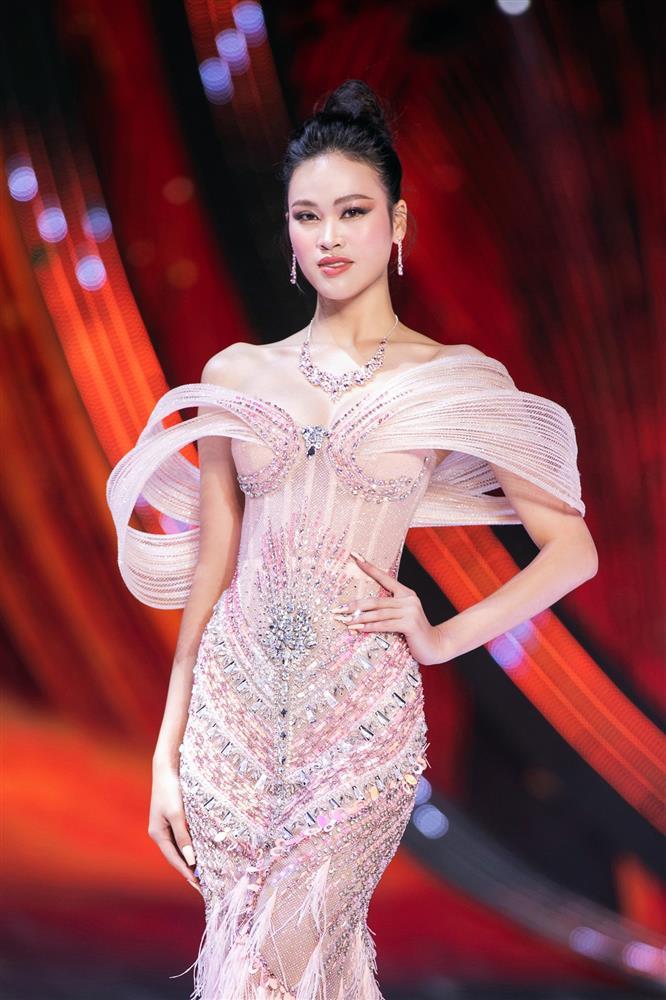Thí sinh Hoa hậu Hoàn vũ Việt Nam diễn áo tắm dưới trời lạnh của Đà Lạt-15