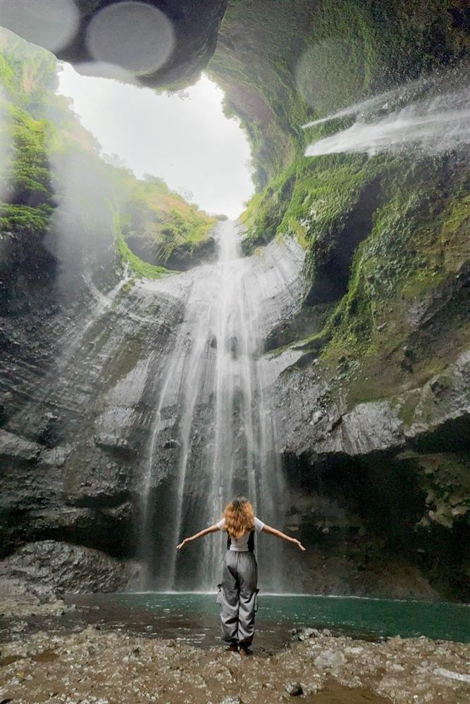 Khách Việt đeo mặt nạ chống độc trải nghiệm ở hồ axit lớn nhất thế giới-1