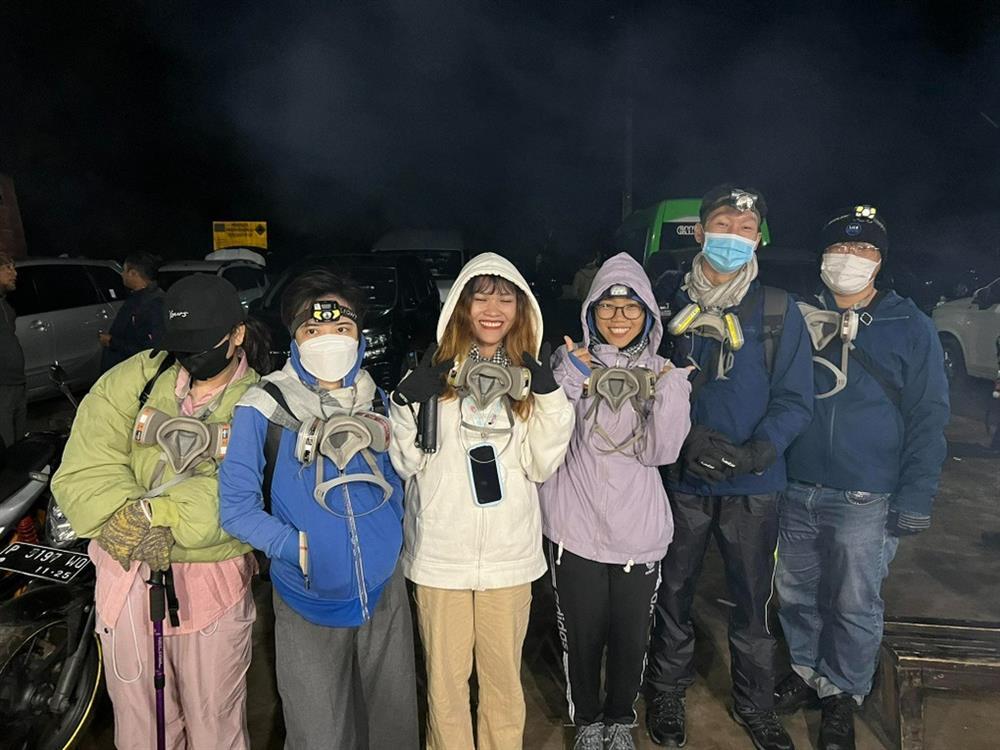 Khách Việt đeo mặt nạ chống độc trải nghiệm ở hồ axit lớn nhất thế giới-2