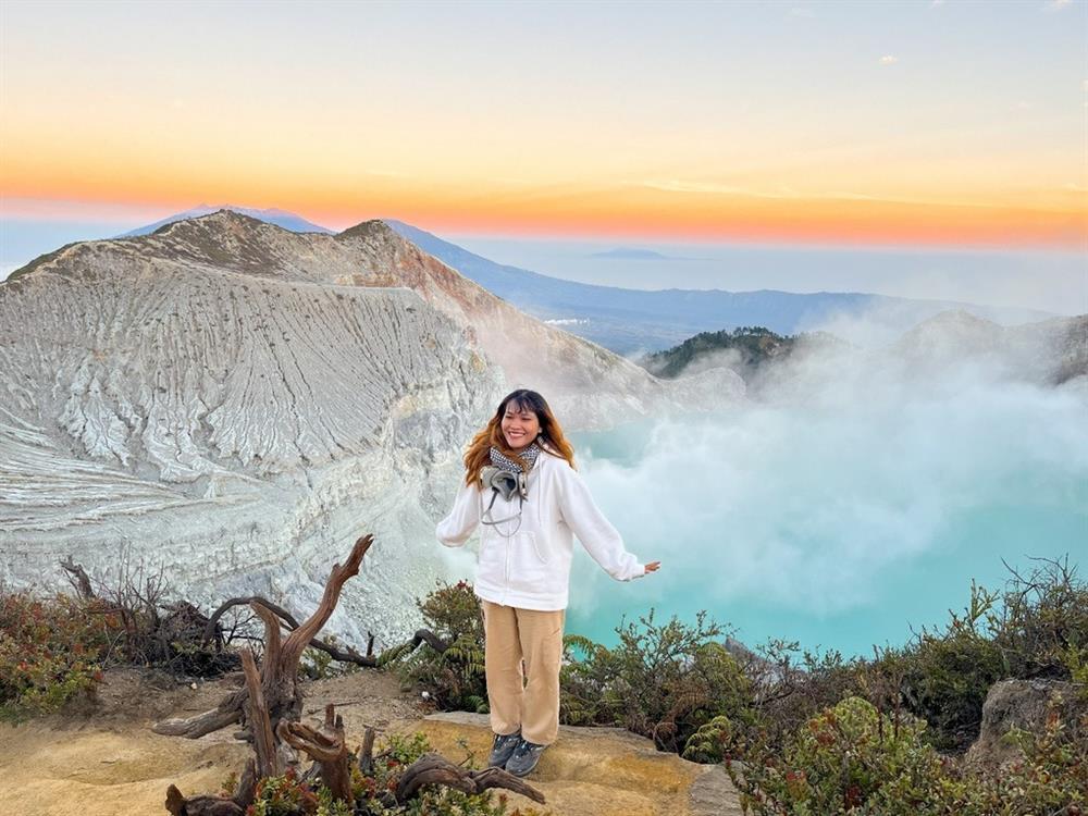 Khách Việt đeo mặt nạ chống độc trải nghiệm ở hồ axit lớn nhất thế giới-3