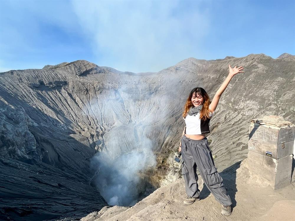 Khách Việt đeo mặt nạ chống độc trải nghiệm ở hồ axit lớn nhất thế giới-4