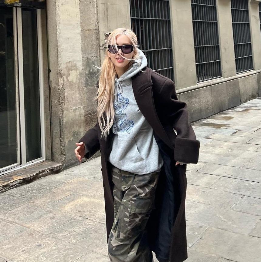 Tham khảo cách mặc trang phục tối màu sang trọng và trẻ trung của Rosé-4