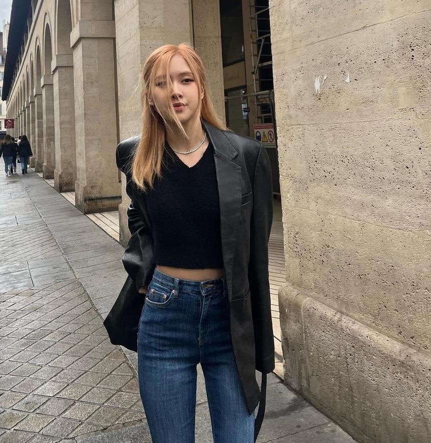 Tham khảo cách mặc trang phục tối màu sang trọng và trẻ trung của Rosé-5