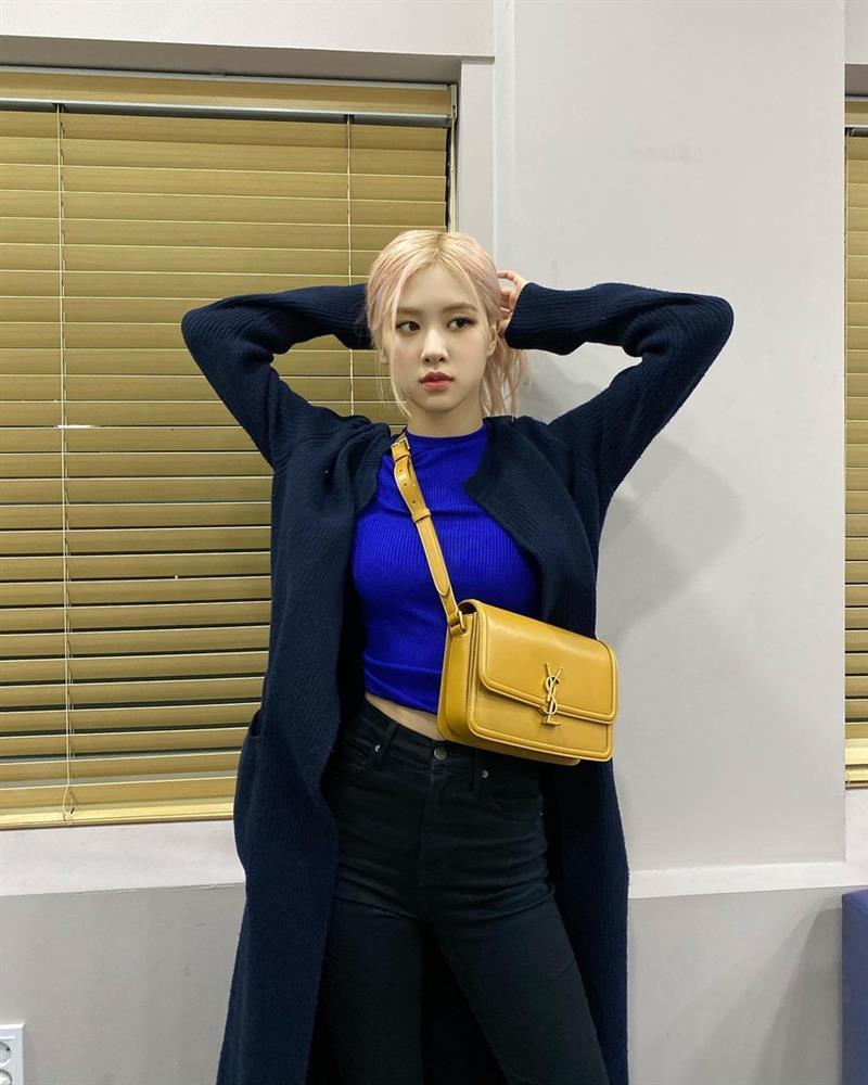 Tham khảo cách mặc trang phục tối màu sang trọng và trẻ trung của Rosé-6