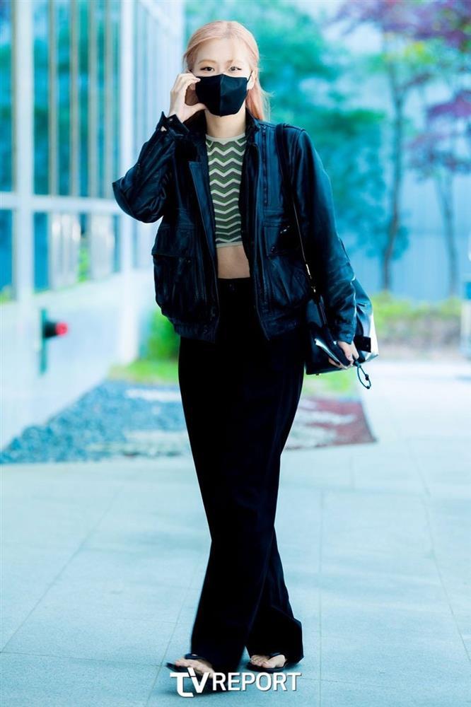 Tham khảo cách mặc trang phục tối màu sang trọng và trẻ trung của Rosé-7