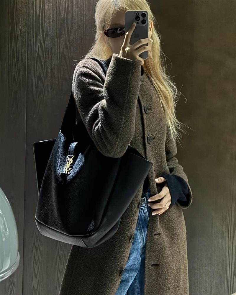 Tham khảo cách mặc trang phục tối màu sang trọng và trẻ trung của Rosé-8