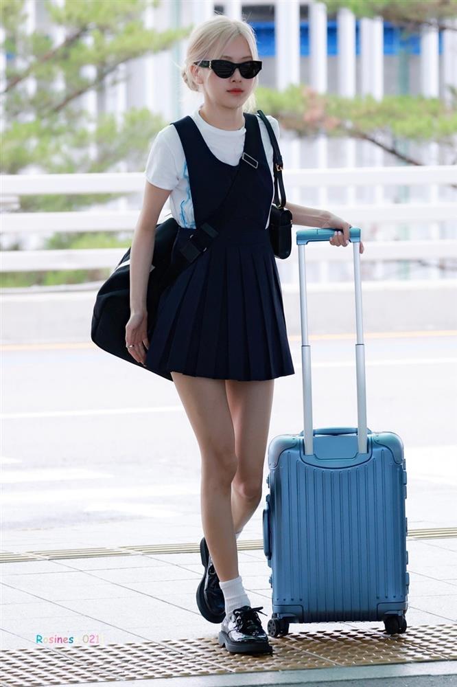 Tham khảo cách mặc trang phục tối màu sang trọng và trẻ trung của Rosé-10