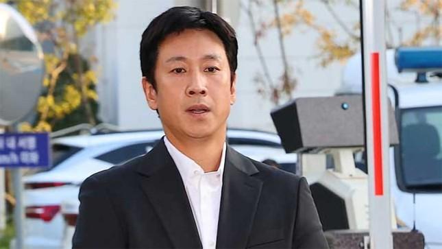 Cư dân mạng đổ lỗi cho truyền thông và dư luận dồn Lee Sun Kyun vào đường cùng-2