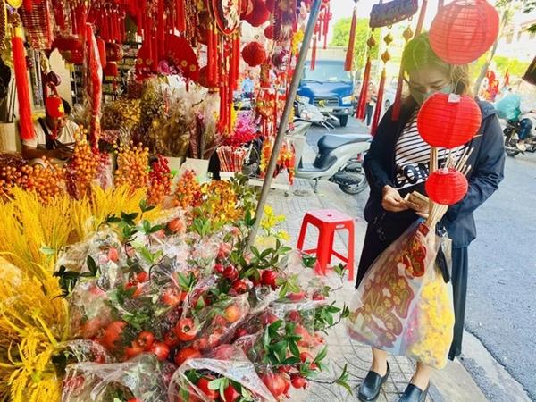 Phố bán đồ trang trí Tết vắng chưa từng thấy!-2