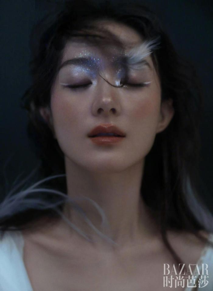 Triệu Lệ Dĩnh, Thư Kỳ và Lưu Thi Thi ‘đụng hàng’ phong cách, ai mới là người có thần thái áp đảo?-4