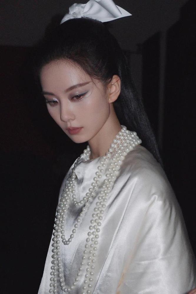 Triệu Lệ Dĩnh, Thư Kỳ và Lưu Thi Thi ‘đụng hàng’ phong cách, ai mới là người có thần thái áp đảo?-5