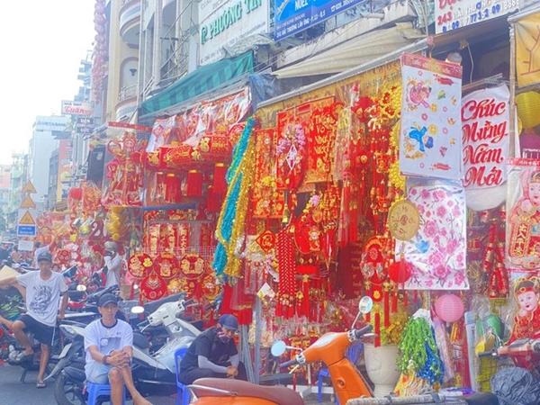 Phố bán đồ trang trí Tết vắng chưa từng thấy!-5