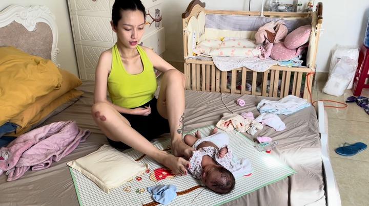 Clip người mẹ trẻ xinh đẹp liệt tay tắm cho con bằng chân gây xúc động-3