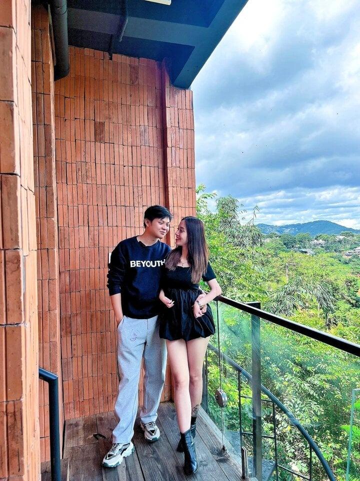 Clip người mẹ trẻ xinh đẹp liệt tay tắm cho con bằng chân gây xúc động-4