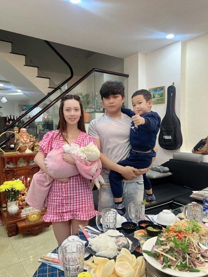 Clip người mẹ trẻ xinh đẹp liệt tay tắm cho con bằng chân gây xúc động-6