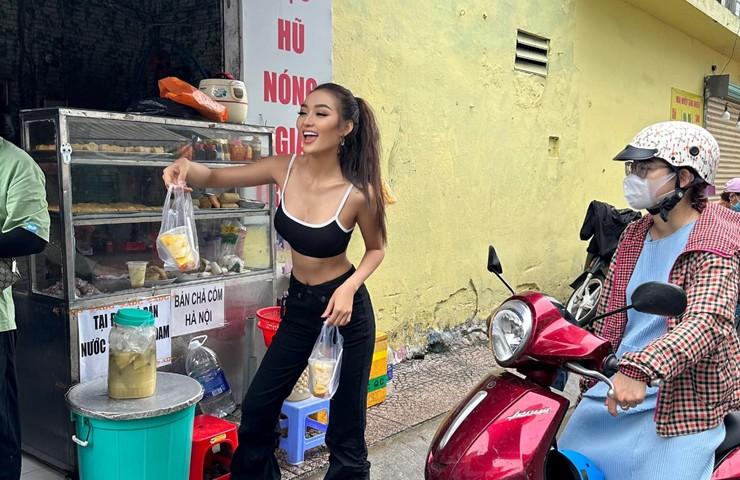 Gái xinh ngoại quốc mặc thoáng mát trên đường phố, quán ăn Việt Nam-10