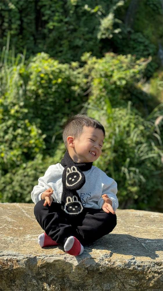 Con trai út Bằng Kiều siêu dễ thương trên vlog của bố-3