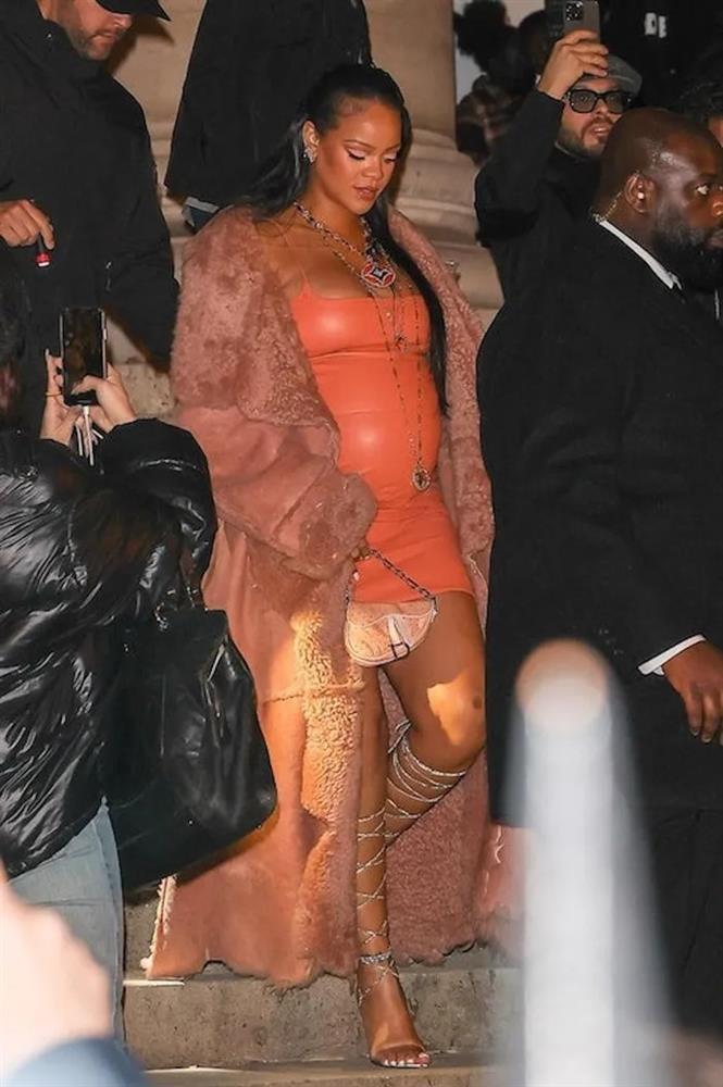 Tạp chí Vogue vinh danh Rihana là người mẹ của năm 2023-3