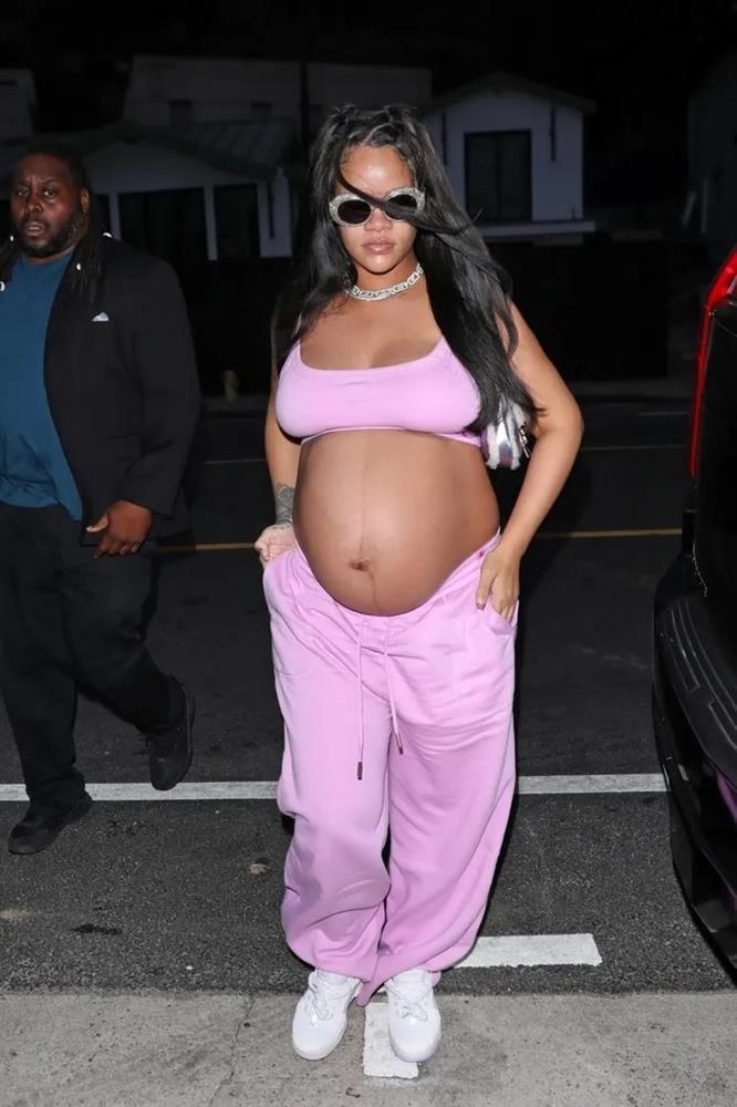 Tạp chí Vogue vinh danh Rihana là người mẹ của năm 2023-5