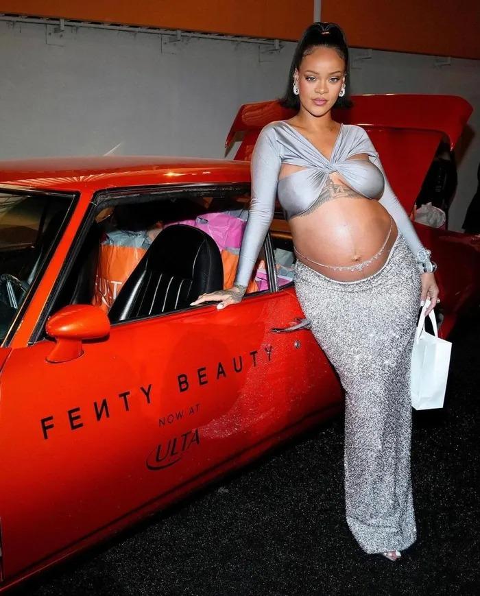 Tạp chí Vogue vinh danh Rihana là người mẹ của năm 2023-6