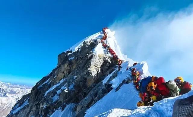 Tại sao việc leo lên đỉnh Everest phải bắt đầu lúc nửa đêm?-1