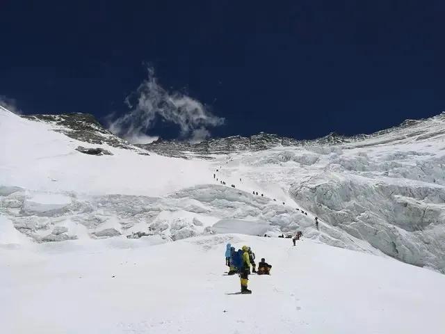 Tại sao việc leo lên đỉnh Everest phải bắt đầu lúc nửa đêm?-2