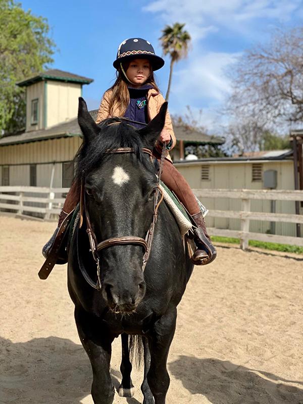 Con gái Bống Hồng Nhung: 11 tuổi có vẻ ngoài cá tính như thế nào?-7